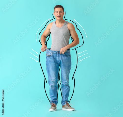 Canvastavla Surprised young man after weight loss on color background