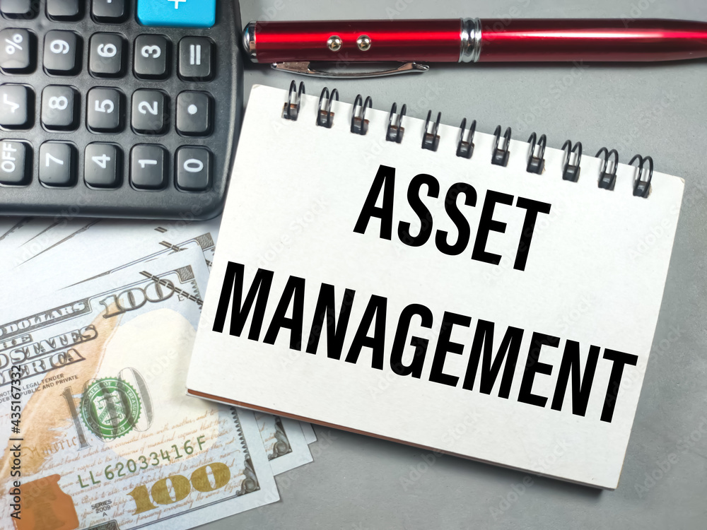 Naklejka premium Business concept.Text ASSET MANAGEMENT with pen,banknote and calculator on gray background.