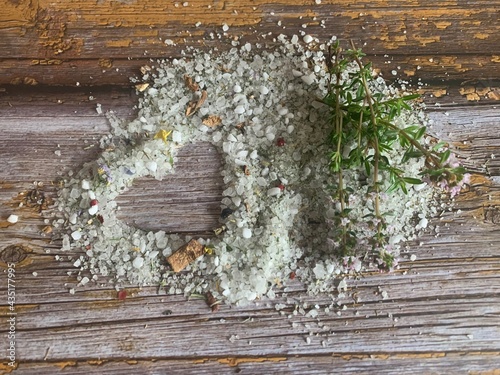 frisches, selbstgemachtes Waldsalz