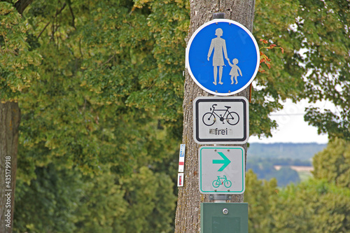 Verkehrszeichen Fußgänger photo