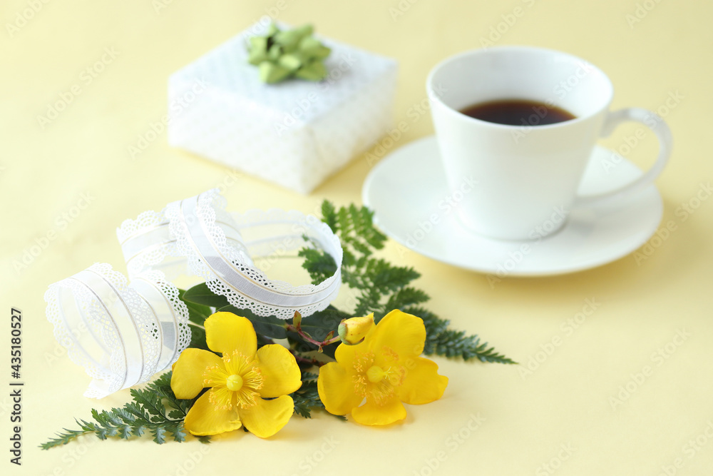 黄色の可愛い花　ヒペリカムの花束とプレゼントとコーヒー