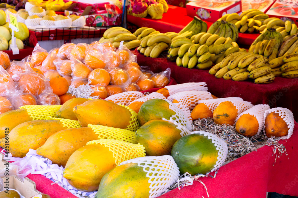 台湾果物屋さんのパパイヤ 伝統市場 Taiwan papaya in market