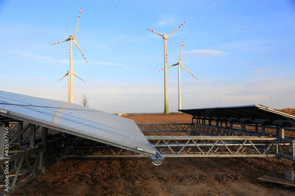 Panele fotowoltaiczne i turbiny wiatrowe, ferma. - obrazy, fototapety, plakaty 