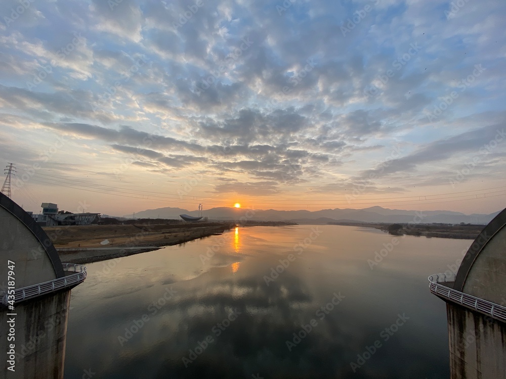 Obraz premium sunset over the river