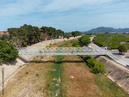 Puente para vehículos de movilidad urbana y personal photo