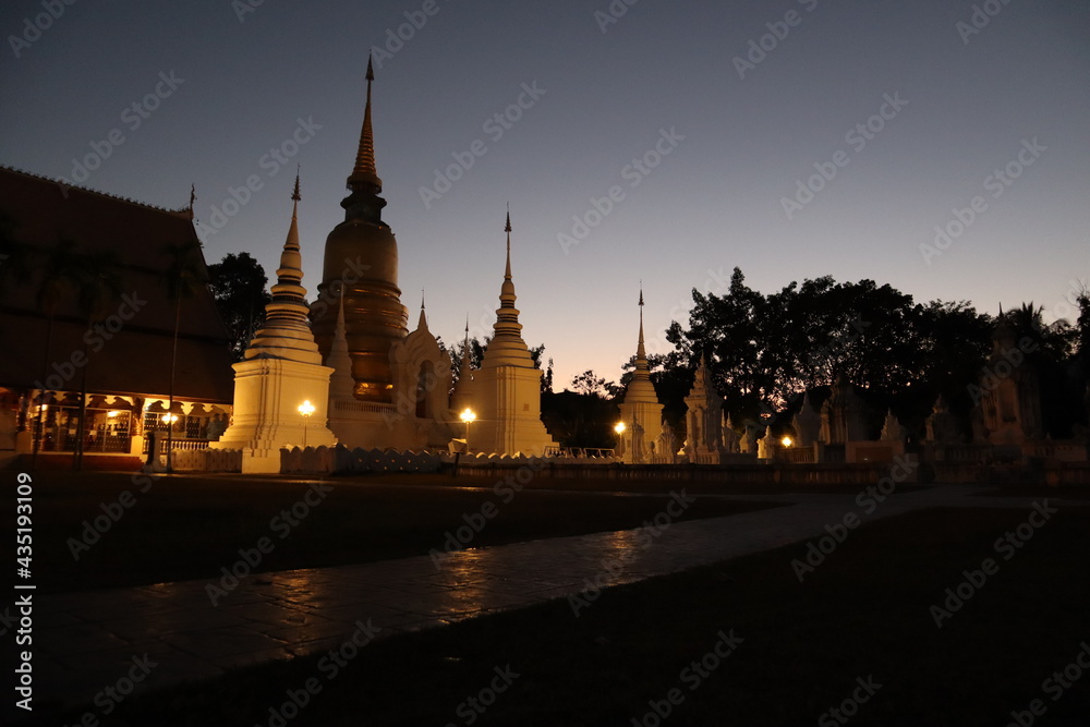 タイ・チェンマイにある夜の寺院の風景
