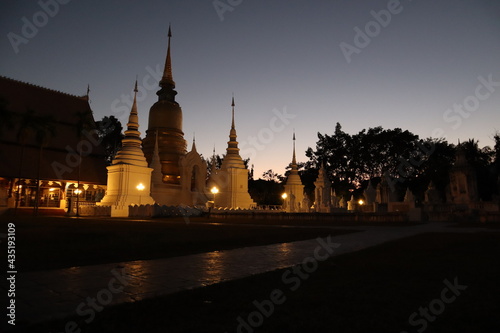 タイ・チェンマイにある夜の寺院の風景 