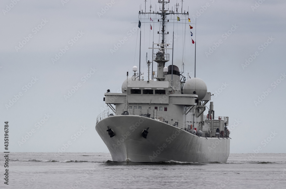 MINEHUNTER - Belgian warship sails into the sea