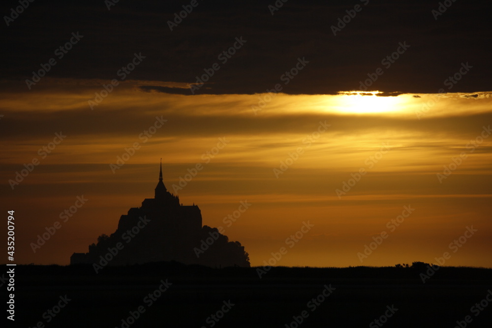 Atardecer sobre Mont Saint Michel, Francia.