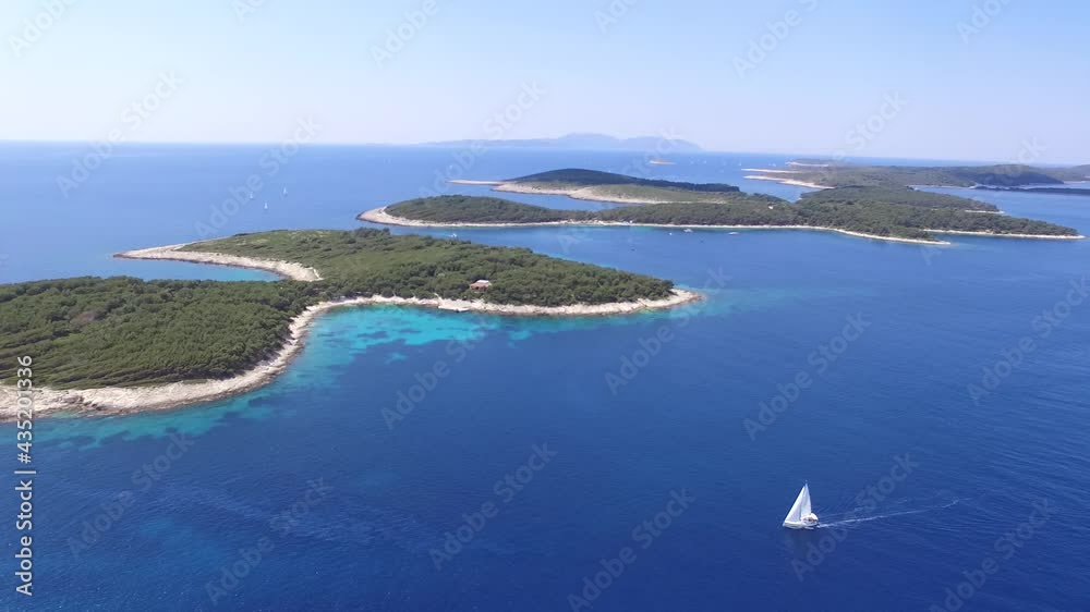Vue aérienne vue avant déplacement sur des iles paradisiaque entouré d'eau turquoise et cristalline dans la mer adriatique. Croatie,
Vue aérienne vue avant déplacement sur des iles paradisiaque entouré d'eau turquoise et cristalline dans la mer adriatique. Croatie,