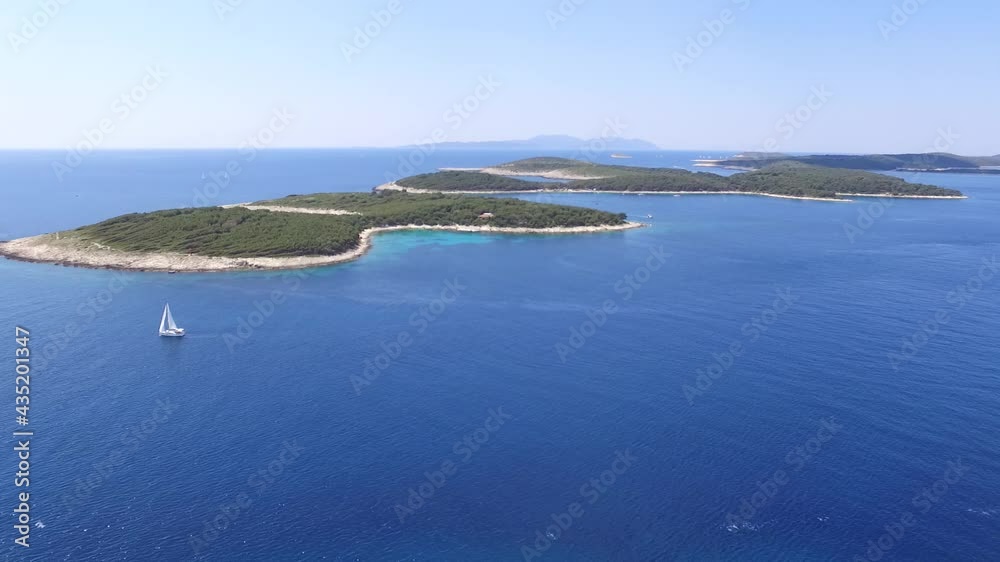Orbite aérienne prise sur des iles paradisiaque entouré d'eau turquoise et cristalline dans la mer adriatique. Croatie,
