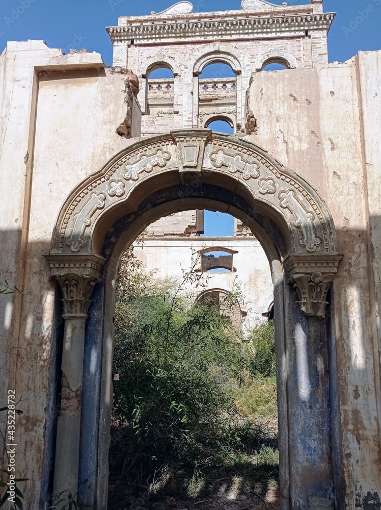 Fototapeta premium the entrance to the castle