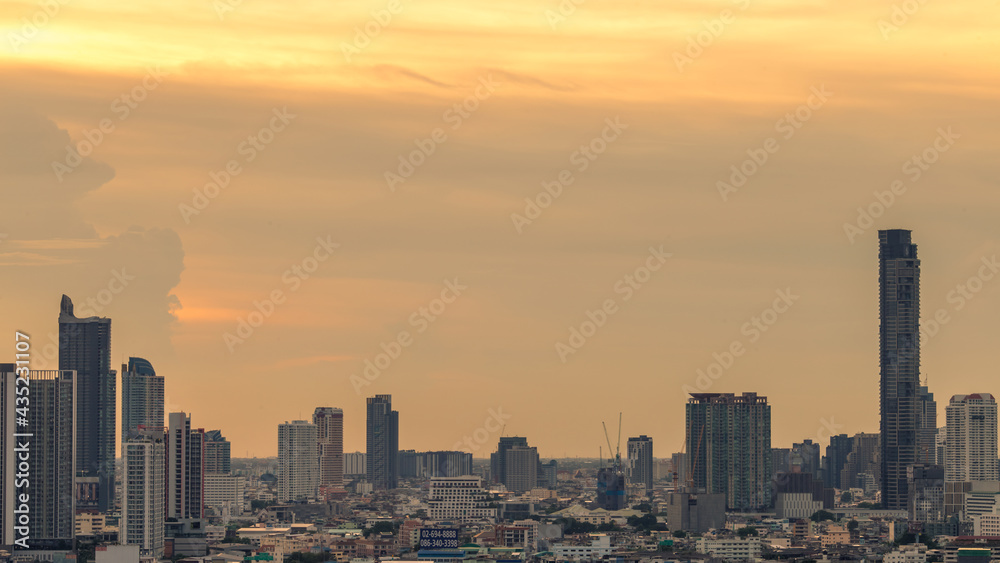 Fototapeta premium panoramic high-angle evening background of the city view,with natural beauty and blurred sunsets in the evening and the wind blowing all the time,showing the distribution of city center accommodation