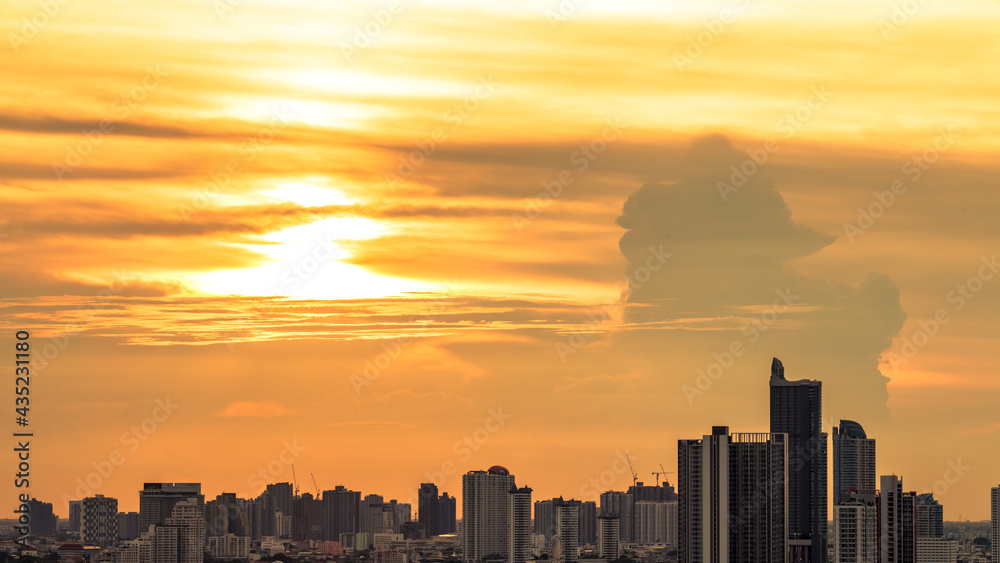 panoramic high-angle evening background of the city view,with natural beauty and blurred sunsets in the evening and the wind blowing all the time,showing the distribution of city center accommodation panoramic high-angle evening background of the city view,with natural beauty and blurred sunsets in the evening and the wind blowing all the time,showing the distribution of city center accommodation