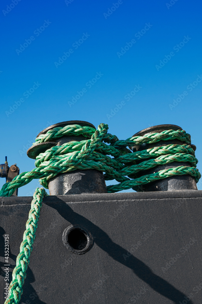 Mooring lines On a mooring device on the deck of a ship 素材庫相片 Adobe Stock