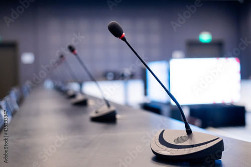 Obraz na płótnie Close-up of microphones in an empty meeting room at a press conference