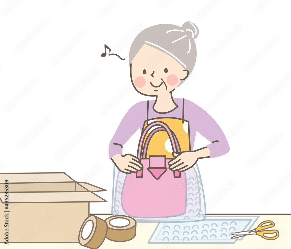 商品を包んで送るシニア女性