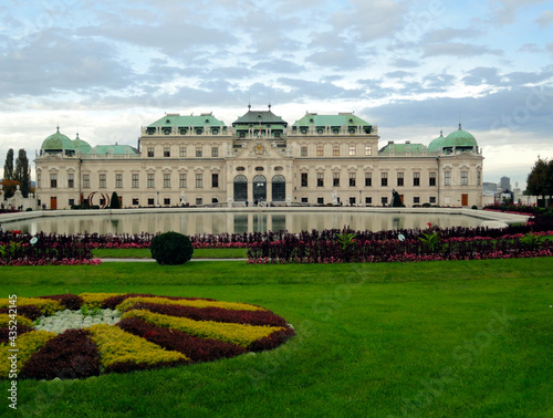 Blick auf den Schlossgarten und das Schloss Belvedere in Wien. 