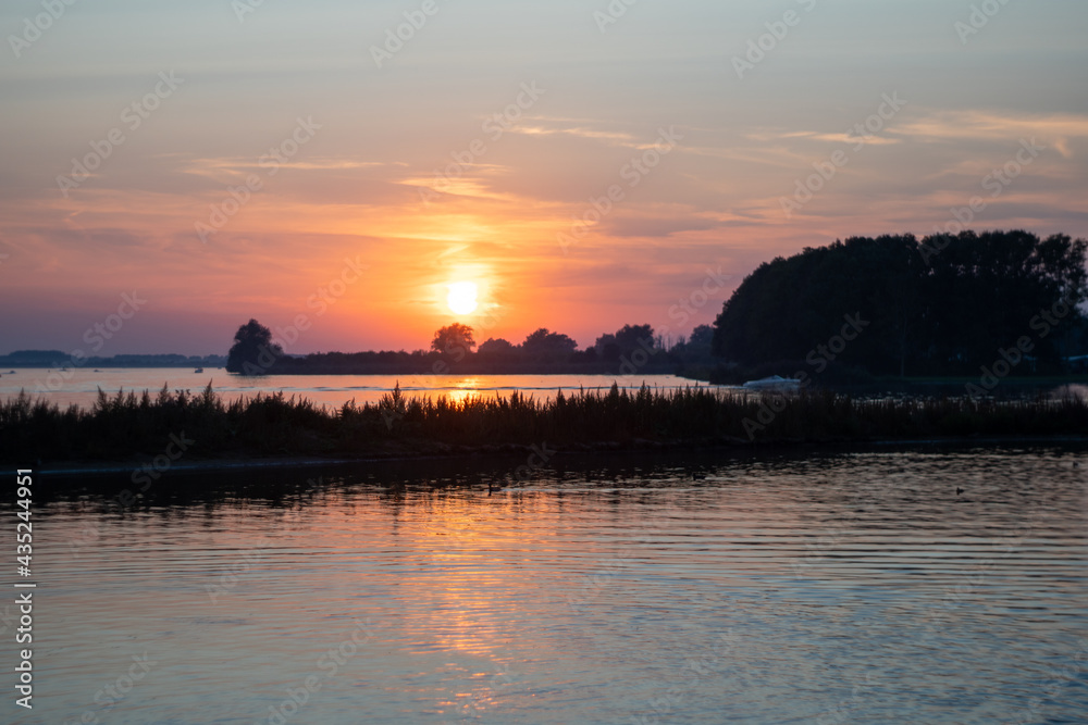 Naklejka premium sunset over lake
