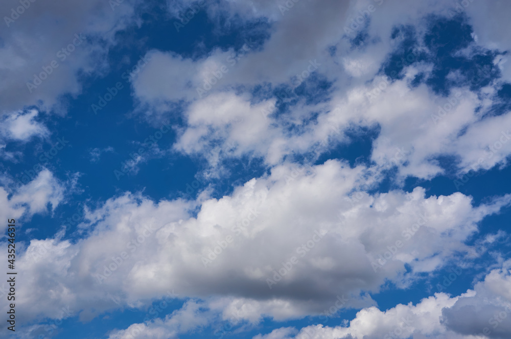 Obraz premium Cumulus clouds on the blue sky