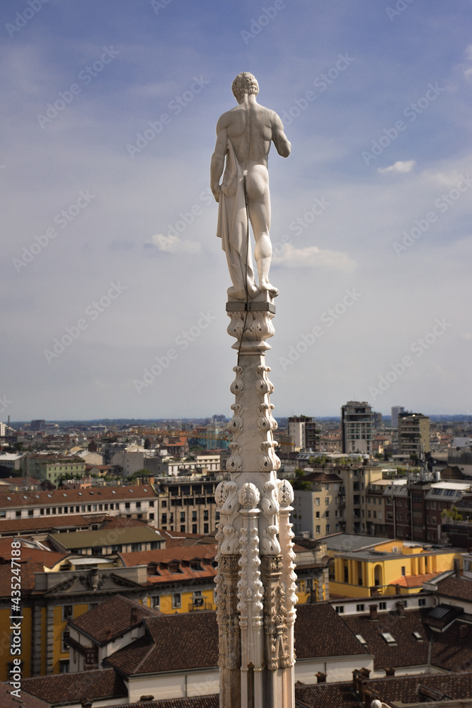 Esculturas en la azotea de la catedral de Milano en Italia.