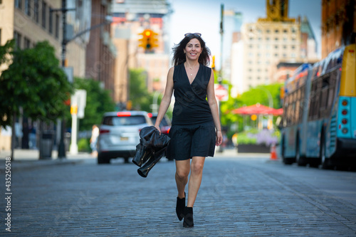 urban scene of a young woman wearing a black outfit  © Fernando