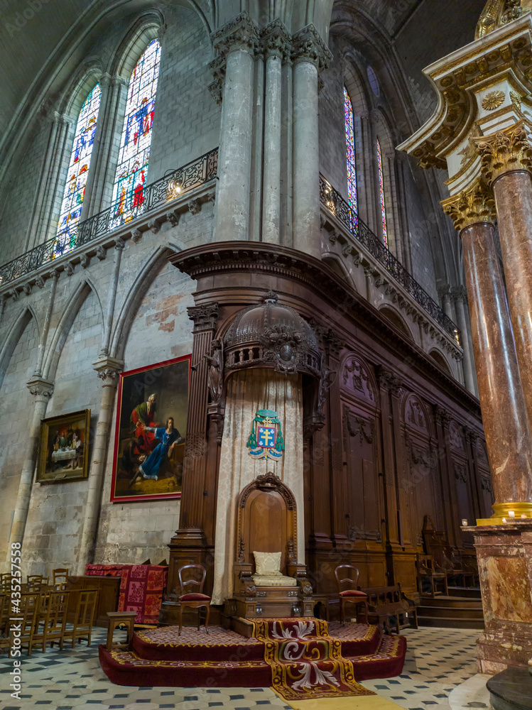 Fototapeta premium Cathedral of Saint Mauritius - Interior of the Cathedral of the Catholic Church in the city of Angers, France.