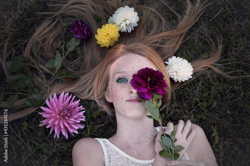 donna fiori ritratto arte primavera artistica donna capelli occhi di ghiaccio  photo