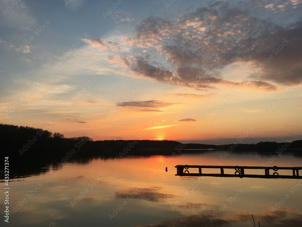 Obraz premium Zachód słońca nad jeziorem, Olsztyn.