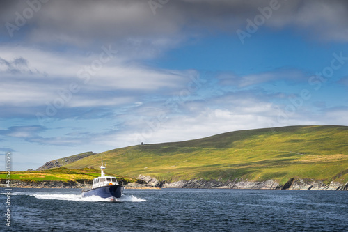 Foto Tourists sailing on a motorboat to visit Skellig Michael island where the Star W