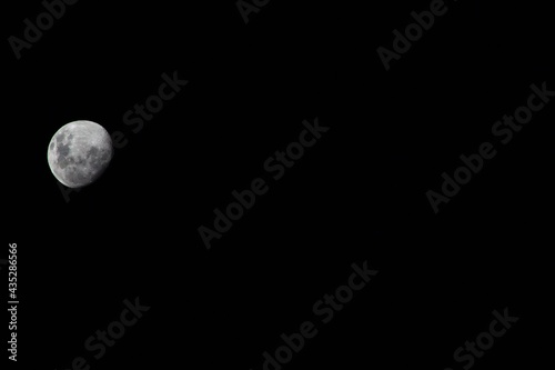 A beleza do satélite natural da terra: A lua. © lvisMaral