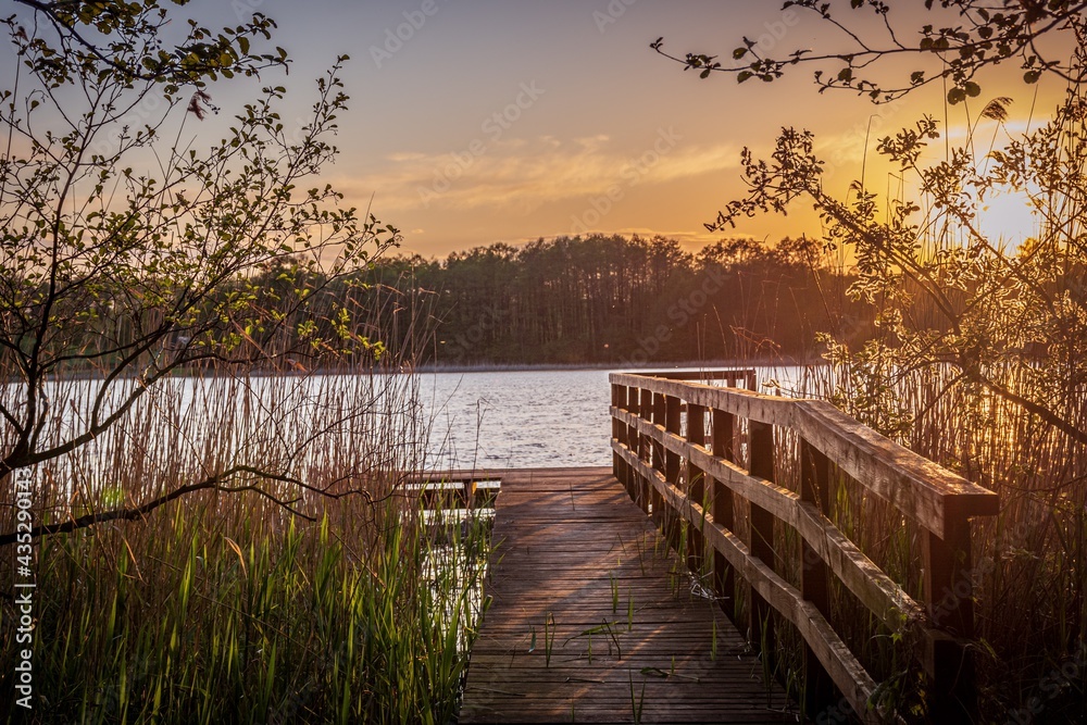 Obraz premium sunset on the lake
