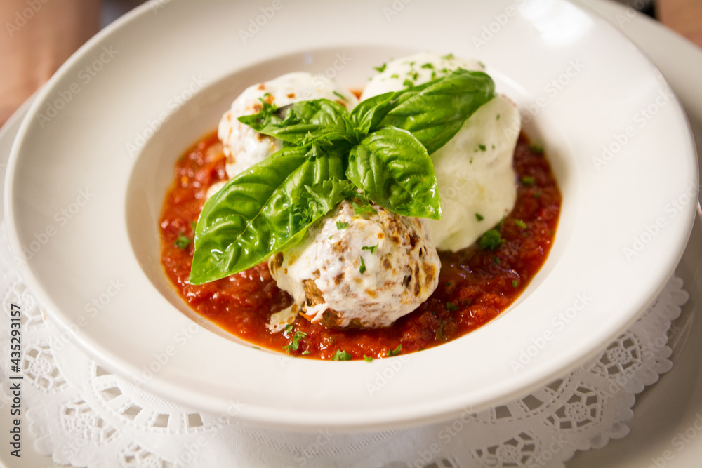Meatballs with fresh mozzarella 