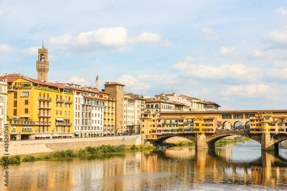 Fototapeta premium Florence, Italy. View of famous Ponte Vecchio bridge on the river Arno.