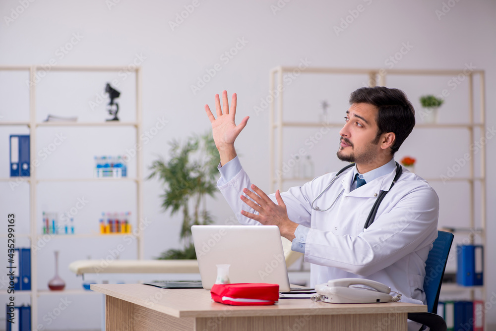 Obraz premium Young male doctor in telemedicine concept