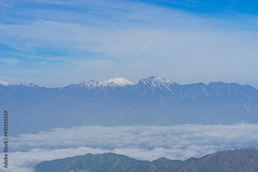 瑞牆山山頂から見た木曽駒ヶ岳 (日本 - 山梨 - 瑞牆山) 瑞牆山山頂から見た木曽駒ヶ岳 (日本 - 山梨 - 瑞牆山)