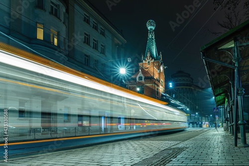 Ulica Basztowa w Krakowie z domem pod globusem w nocy - widoczne tramwaje