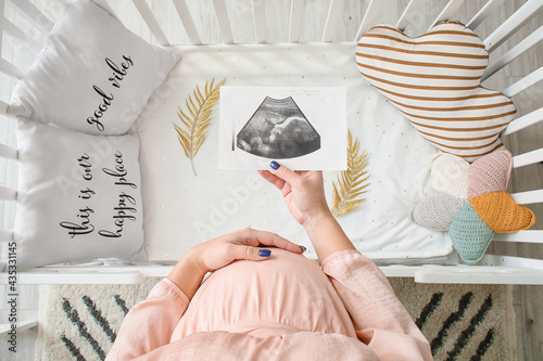 Pregnant woman with sonogra...