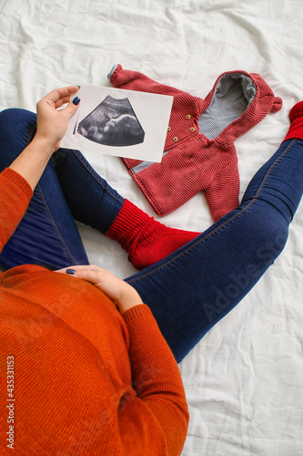 Pregnant woman with sonogra...