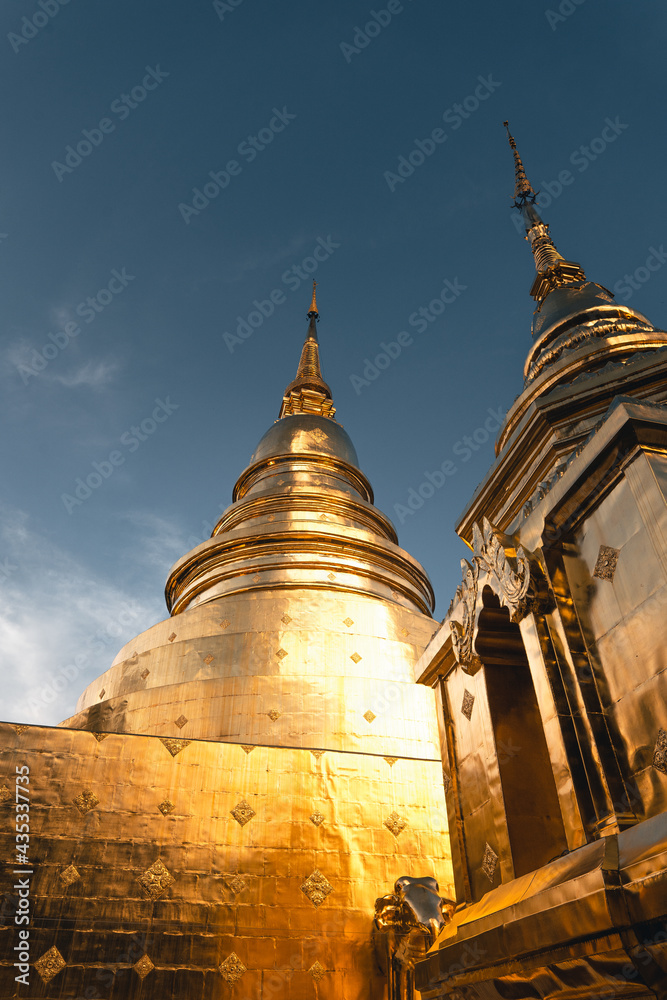 Fototapeta premium Golden Thai temples and pagodas