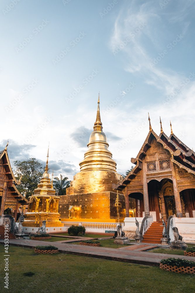 Fototapeta premium Golden Thai temples and pagodas