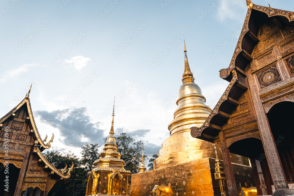 Fototapeta premium Golden Thai temples and pagodas
