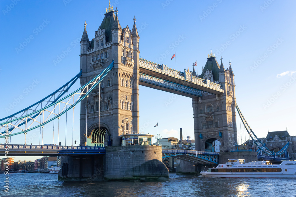 Obraz premium A view of the Tower Bridge in the evening