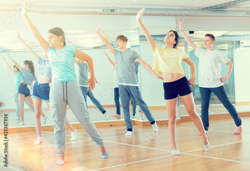Fototapeta Naklejka Na Ścianę i Meble -  Boys and girls learn to dance modern dances in dance studio