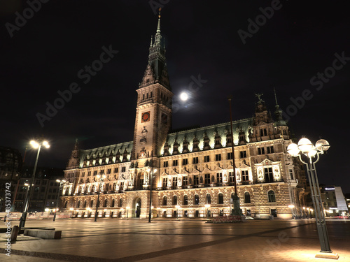 Rathaus in Hamburg bei Mondschein © Tobiegrafie