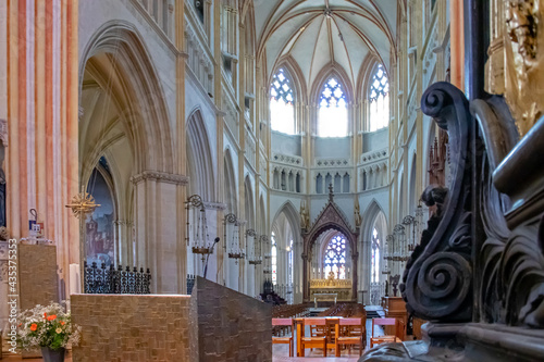 Fototapeta Naklejka Na Ścianę i Meble -  Quimper. Intérieur de la cathédrale Saint-Corentin. Finistère. Bretagne	
