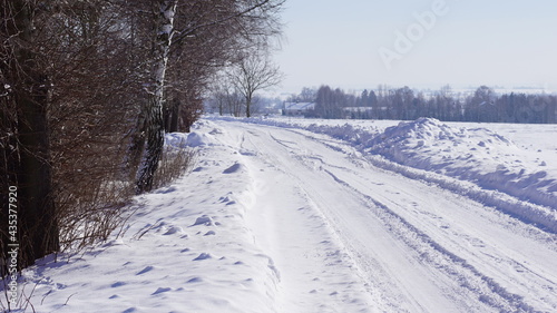 Droga zasypana śniegiem © klumb