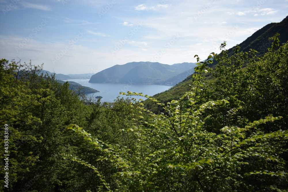 Vallata delle Piramidi di Zone e vista sul lago Vallata delle Piramidi di Zone e vista sul lago