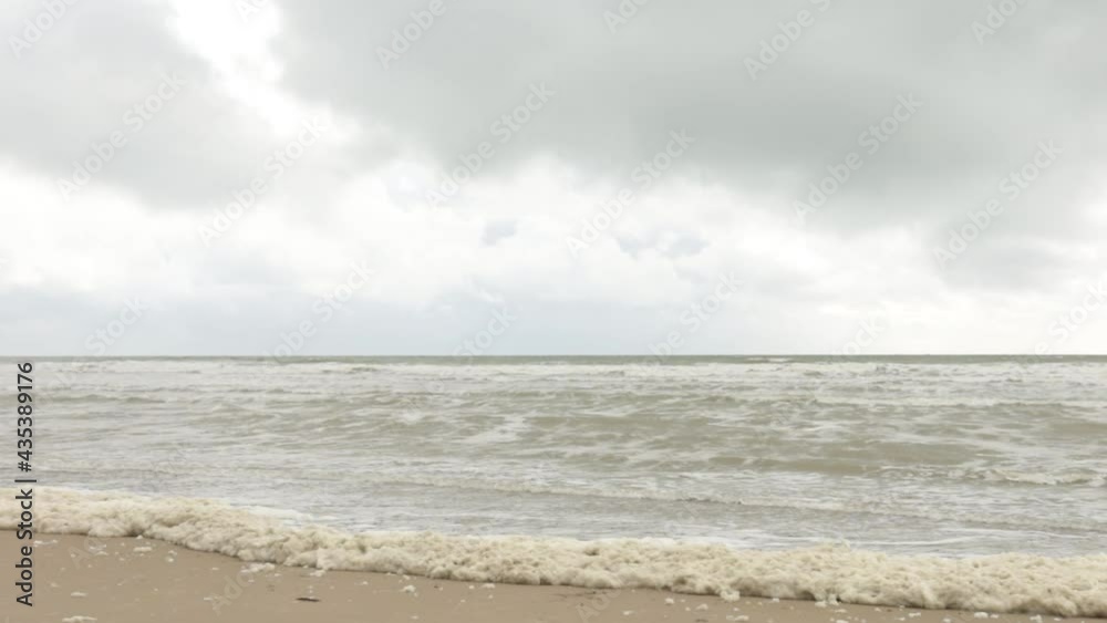 plage de la Manche remplie de mousse blanchâtre