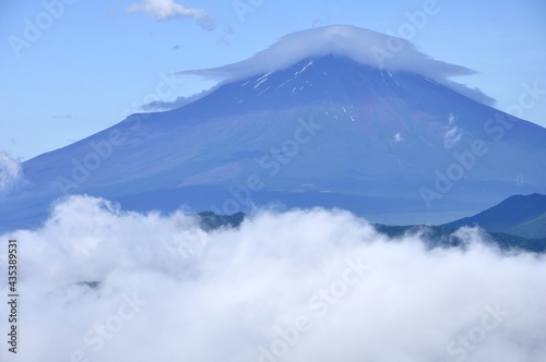 雲に囲まれる夏富士